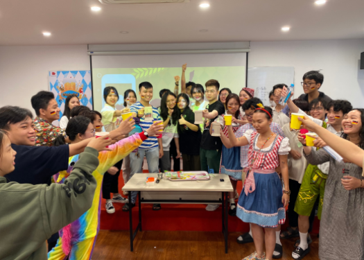 NÂNG LY CHÀO ĐÓN LỄ HỘI OKTOBERFEST CÙNG PHUONG NAM EDUCATION
